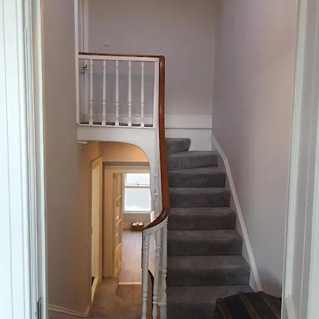 Eglinton Road - Entire House 4*