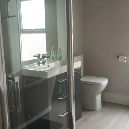 Eglinton Road - Entire House بيت ضيافة