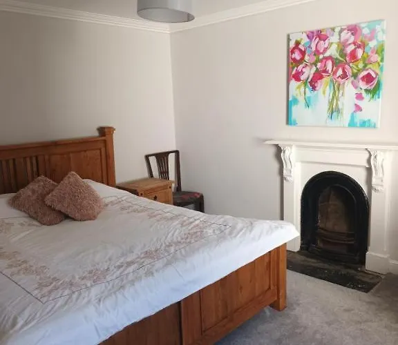 Eglinton Road - Entire House 4*