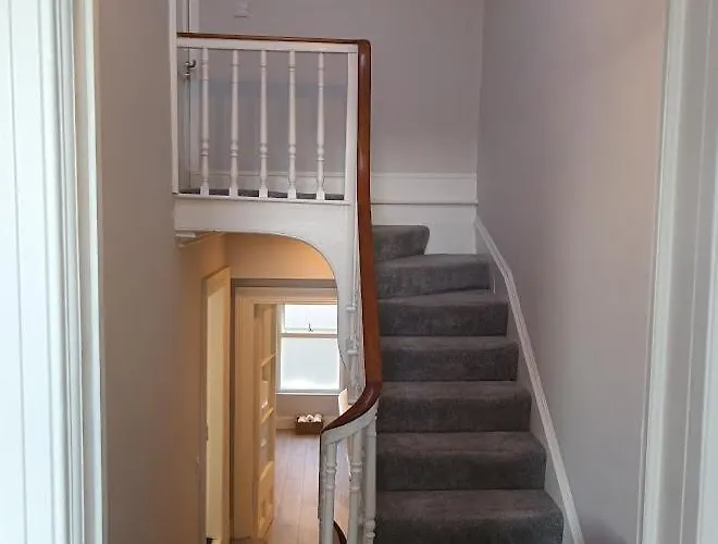 Eglinton Road - Entire House 4*